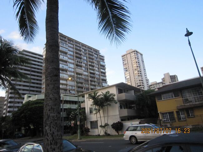 右の高い建物<br />ワイキキ スカイ タワー<br />高層階オーシャンビューの1ベッドルーム・1バス。フルキッチン、室内洗濯機・乾燥機、無料駐車場付き<br /><br />1 ベッドルーム - for 2 名様 (最大 4)30泊あたり $3,810 ～ $4,620 (税金・手数料別)