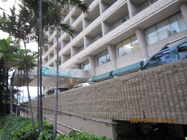 ワイキキ サンド ヴィラ<br />リゾートプールには<br />大きな塩水プールとホットタブ<br /><br />La Vela Wine Bar &amp; Spa<br />ワインバーが