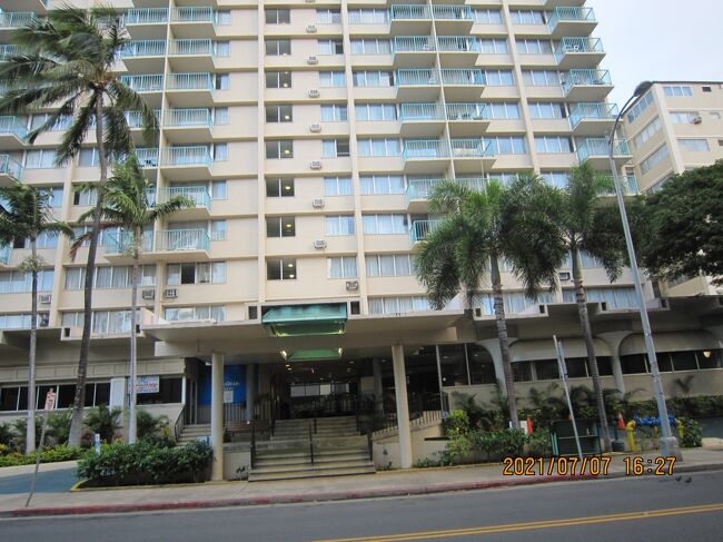 アクア アロハ サーフ ワイキキ ホテル<br />南国の雰囲気にあふれたホテル。サーフィンをモチーフとした内装が特徴。クヒオ ビーチ パークとホノルル動物園からそれぞれ 1.6 km。<br />明るい客室とスイートに、薄型テレビ、ミニ冷蔵庫、電子レンジ、お茶セットを完備。グレードの高い部屋はバルコニー付き。一部のスイートには独立したリビングエリアがある。毎日のリゾートフィーに Wi-Fi が含まれる。<br />スパ、エクササイズ ルーム、カバナとバーベキュー グリルのある屋外プールを併設。リゾートフィーには、近隣送迎サービス、ビーチタオルとビーチチェア、毎週のカクテル レセプションが含まれる。