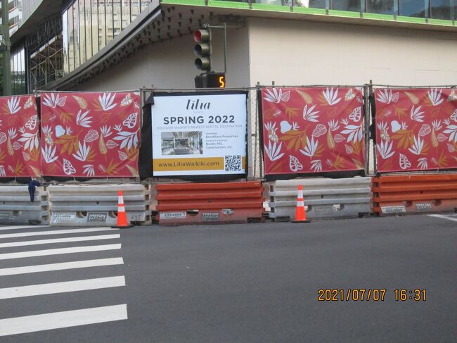建設が進むLilia Waikiki。クヒオ通りとカネカポレイ・ストリートの角、フード・パントリーがあった場所の再開発で、28階建てのタワーに400以上のアパートと４万平方フィート以上の商業施設が2021年末までに竣工する予定。が<br />spring　2022頃に<br />デベロッパーはBrookfield Properties<br />Brookfield Propertiesは、商業用不動産会社Brookfield Property Partnersの北米子会社であり、それ自体が代替資産管理会社Brookfield AssetManagementの子会社です。 同社の不動産ポートフォリオの資産管理を担当しています。これには、オフィス、集合住宅、小売、ホスピタリティ、およびロジスティクス業界の施設が含まれます。 