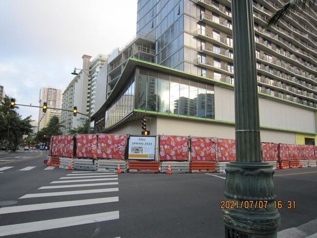 ホノルル・スター・アドバタイザーの報道によると、「リリア・ワイキキ（Lilia Waikiki）」いう名称の賃貸ビルは、カナダを拠点とする「ブルックフィールド・プロパティ―ズ」によって建設されます。同社はステューディオ、1ベッドルーム、2ベッドルームの402ユニットを主に市場価格で賃貸する計画です。<br />商業施設にはフード・パントリーが名前を変えて出店する予定です。<br />この辺りには大型スーパーがないので注目です。<br />