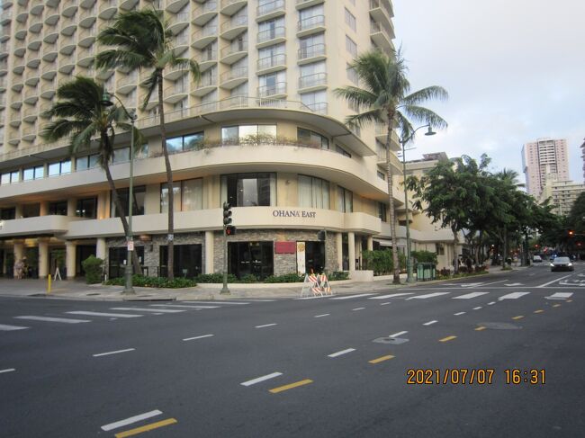 オハナ・ワイキキ・イースト by アウトリガーです。<br />有名な<br />田中オブ東京 イースト　高級ステーキ<br />Chef’s Recommendation 田中オブ東京 お薦めメニュー<br />All entrées are accompanied with<br />新鮮な野菜サラダ<br />えびのアペタイザー<br />野菜鉄板焼き<br />ご飯<br />香の物<br />味噌汁<br />日本茶<br />デザート<br />すべてのディナーには下記の各品が付きます）。<br />例えば<br />Super Size Filet* (10 oz. cut) 47.50<br />スーパーサイズ・フィレステーキ ( 280g ）<br />いかがですか<br />