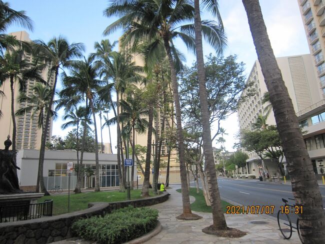 カラカウア通りとプリンセス・カイウラニ・ホテルの角から始まるカイウラニ通りは、王女の像が置かれている所から山に向かって狭い道となり、クヒオ通りの先へと続いていきます。そこからは旅行者が多く通る雑踏を離れ、コンドミニアムに囲まれた静かなたたずまいの住宅地へと変わります。そして、ダイヤモンドヘッド方向からカイウラニ通りに接する最初の道は、王女の父の姓から名付けられたクレグホーン通り。その次の小道はトゥシタラ通り。<br />　<br />『宝島』など、多くの小説を残したスコットランド人作家ロバート・ルイス・スティーブンソンが家族と共にカイウラニの家に逗留した時期がありましたが、トゥシタラはサモア語で語り部や作家のこと。サモアの人たちはスティーブンソンをそう呼んでいました。通りは更にアラワイ運河へと続きます。運河の遙か先には緑豊かなマノアの谷と、高くそびえるコオラウ山脈の峰々が絵のように見え、運河の向こうから貿易風が心地良く吹いてきます。ホテルやショッピングセンター、長く広がる白いビーチから風景が一変。旅行者を見かけることのないワイキキのもう一つの光景が広がります。<br />　<br />孔雀が飼われ、幼少のカイウラニ王女が育った邸宅の名アーイナハウは、涼しい土地を意味します。コオラウの山々からマノアの谷を吹き降りてくる風を受け、さぞかし居心地の良いところだったのでしょう。<br /><br />余談になりますが、プリンセス・カイウラ二はワイキキの海岸でサーフィンを楽しんでいたのかもしれません。ビショップ博物館に、コアの木で作られた王女のサーフボードが今でも保管されています。<br />　<br />（‘Eheu Spring 2017号掲載）<br />近くにカイウラニという名前のホテルが