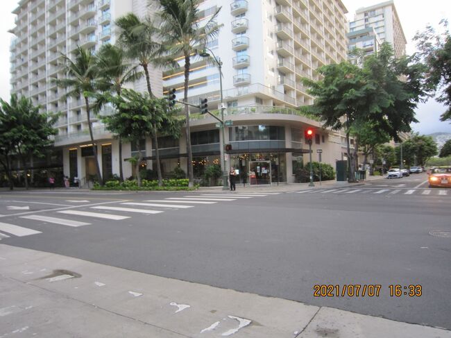 TR・ファイアー・グリル・ワイキキ<br />ステーキ店が入っている<br />ヒルトン ガーデン イン ワイキキ ビーチです。<br />信号待ちの人<br />出前ですか<br /><br />Holiday Specials<br />Mazarini Prosecco Italy<br />Bottle $40 → $30ですか<br />原価＄9.00じゃないですか！