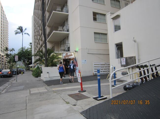 レジェンド スポーツ パブ<br />バーです<br />人入りますね<br />４番の人<br />ダック・プレスコットさんでは<br />レイン・ダコタ・"ダック"・プレスコット(Rayne Dakota "Dak" Prescott。1993年7月29日 - )は、アメリカ合衆国ルイジアナ州ホートン市出身のアメリカンフットボール選手。現在はNFLのダラス・カウボーイズに所属している。ポジションはクォーターバック。2021年版のスポーツ選手長者番付によると、世界のスポーツ選手で4位の年収1億750万ドル。<br />おったまげ<br /><br />ミシシッピ州立大学時代<br />最終的には大学4年間でSEC（サウスイースタン・カンファレンス）のトータル獲得ヤードで歴代3位、タッチダウン数で歴代4位タイの記録を残した。<br /><br />