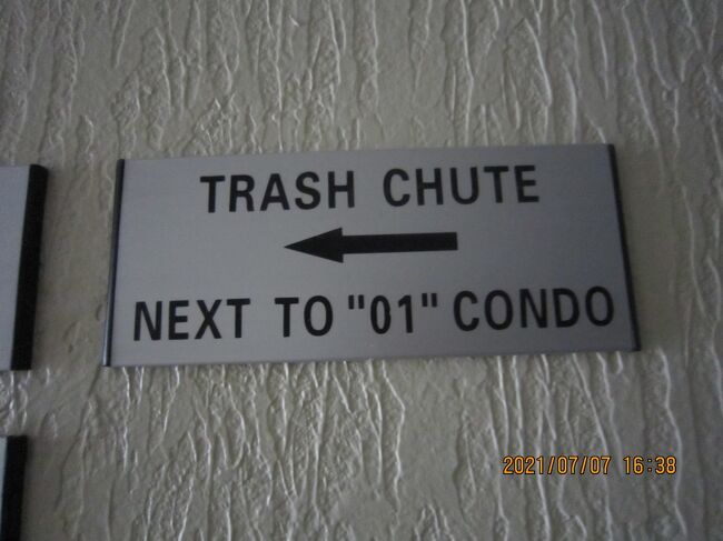 TRASH CHUTE<br />ゴミシュート<br />各階にありますので<br />説明は<br />後ほど