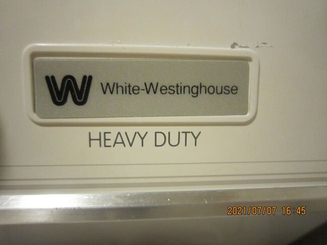 ホワイトウェスティングハウスは、現在、商標所有者ウェスティングハウスライセンス株式会社によってライセンスの下で使用されているアメリカの家電ブランドです。1975年、ホワイト・コンソリデーション・インダストリーズがウェスティングハウス・エレクトリック・コーポレーションの主要な家電事業を買収した際に誕生しました。ホワイト・コンソリデーション・インダストリーズは1986年にエレクトロラックスに買収された。 <br /><br />エレクトロラックスは、最近2006年にホワイトウェスティングハウスブランドの家電製品を作りました。