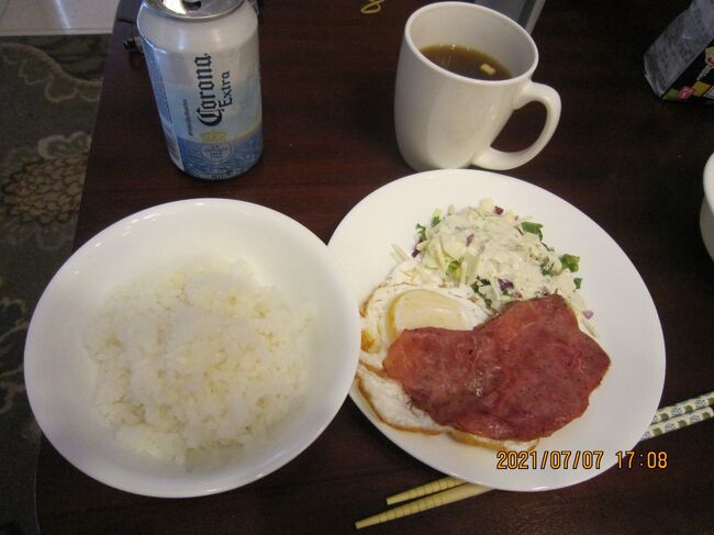 ドン・キホーテで買ってきた<br />食材が並びます。