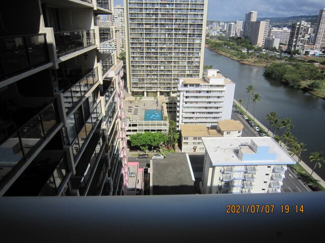 手前右は<br />ホリデー サーフ ホテル<br />Holiday Surf Hotel<br />その先茶色い建物にDaniels Hawaii Tours<br />ツアー会社です。こんなのはいかがですか？<br />ジュラシックパーク&amp;ムービーツアー<br />ハリウッド最大の大ヒット映画やテレビ番組の50以上が撮影された場所を見るために、ハリウッドの「ハワイバックロット」を体験してください。<br /><br />ヴィンテージスクールバスに乗って、悪名高いジュラシックパークの倒れた木で自分の写真を撮り、ゴジラの足跡と数多くのハワイファイブ-0とLOSTエリアを見つけてください。撮影が進行中であるのを見るかもしれません!<br /><br />ハワイの美しいカアワ渓谷を通って、この家族に優しい90分のツアーを気に入るはずです。<br />