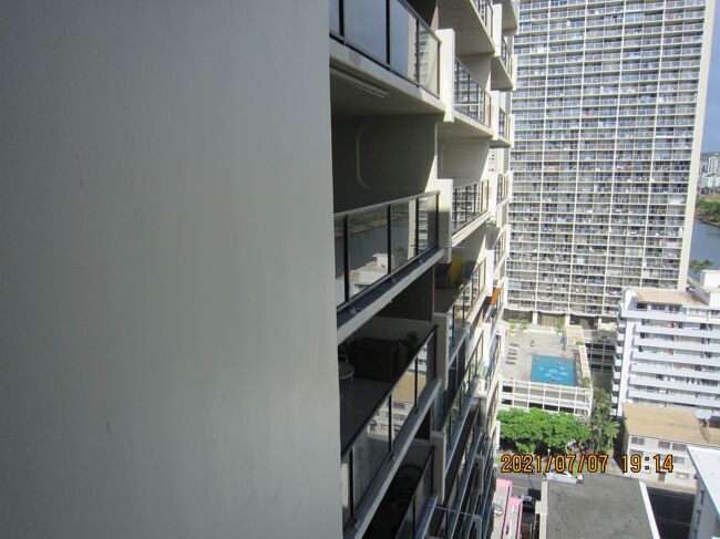 左はワイキキ ビーチ コンドミニアムの<br />バルコニー<br />広いしバーべキュー<br />できます。