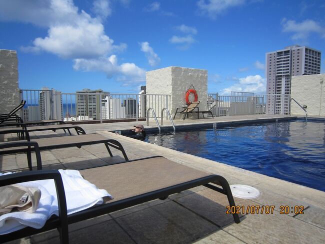 泳いでいます。<br />立ち泳ぎ<br />およげませんから