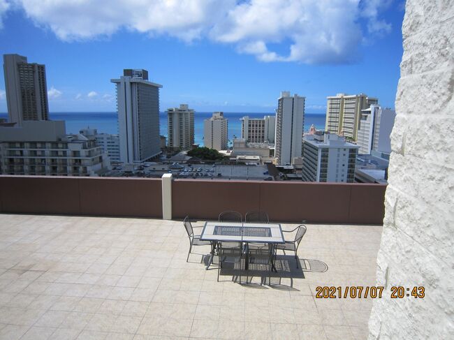 現在オアフ島内で違法運営されているバケレンの数は、なんと6,000～8,000件にもおよぶそうです。<br />なぜかというと<br />2019年6月<br />新条例「条例第19-18号」では、ホノルル市の一軒家やコンドミニアムを宿泊施設として30日以内で賃貸することを禁じており、違反したオーナーには、1日に付き$1,000（約11万円）～最高$10,000（約110万円）の高額な罰金が科せられます。<br />ですので30日以上となると<br />無理な人が多くなるようです。しばし見納め！？