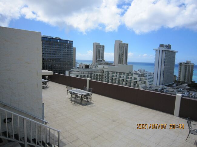 真ん中の同じような建物が二つ並んで<br />ハイアットリージェンシー ワイキキビーチ リゾート&amp;スパ<br /><br />そしてその右<br />シェラトン プリンセス カイウラニ<br />一番右は<br />アウトリガー ワイキキ ビーチ リゾート