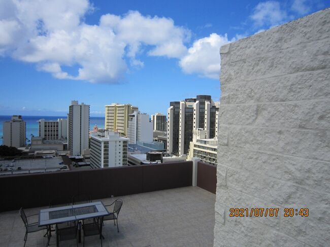 右の方に<br />プリンス ワイキキ　日系ホテル<br />この中の100 Sails Restaurant＆Barは、ワイキキビーチの近くにあるプリンスワイキキの代表的な受賞歴のあるレストランです。 エグゼクティブシェフのジョセフアルモグエラは、ユニークで革新的なアプローチで、インスピレーションを得た新鮮な島の料理を提供しています。