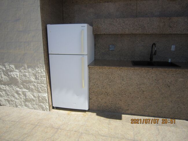 屋上には冷蔵庫もあります。