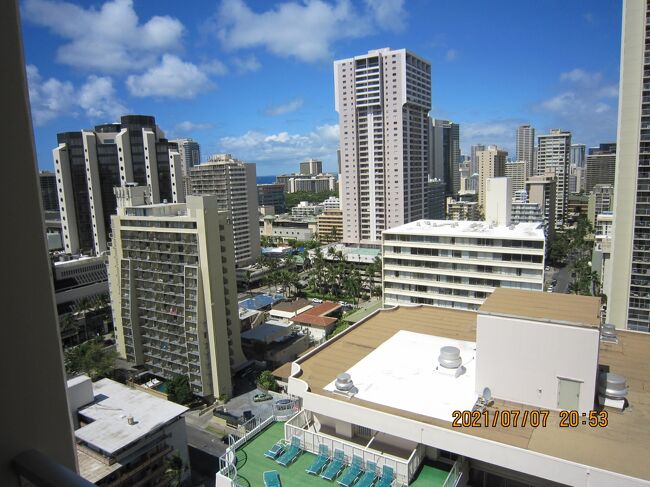 真ん中の高い建物は<br />Royal Waikiki Condosです<br />豪華な40階の2階建てのペントハウスユニットにご滞在ください。