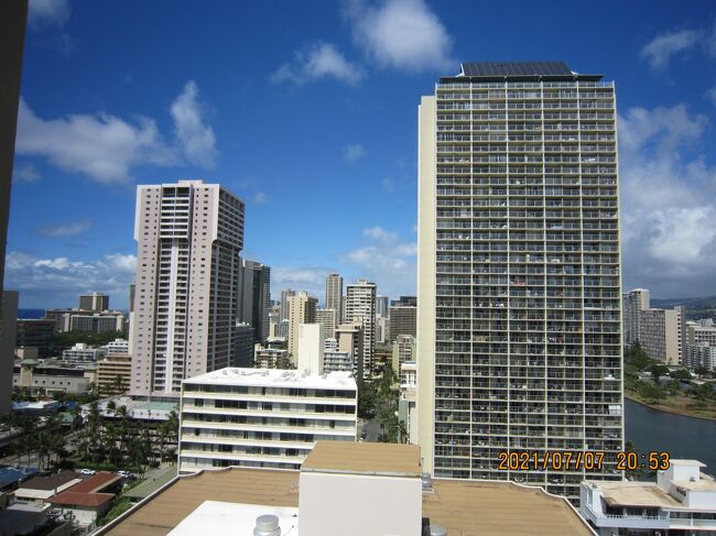 真ん中の白っぽい建物<br />Seaside Towers<br />集合住宅