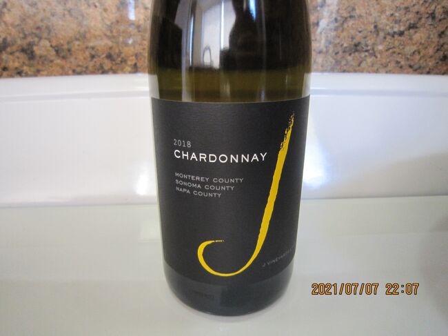 カリフォルニアシャルドネの最初の成功した商業生産は、リバモアバレーAVAの植栽からでした.ウェンテ・ヴィンヤーズは、1940年代を通じていくつかのカリフォルニアのブドウ畑でブドウ品種を導入するために使用されたシャルドネクローンを開発しました。1950年代、ジェームズ・デービッド・ツェラーバッハ(ローマ駐イタリア米国大使)は、ハンツェル・ヴィンヤーズ・ワイナリーを立ち上げ、ブルゴーニュスタイルのシャルドネを作ることに専念しました。彼の成功は、他のカリフォルニアのワインメーカーがそれに従うことを奨励し、パリの審判として知られているフランスの審査員によって行われた1976年のブラインドテイスティングイベントでブルゴーニュシャルドネに対するシャトーモンテレーナの勝利で最高潮に達しました。これに対し、カリフォルニアのシャルドネの需要は増加し、カリフォルニアのワインメーカーは植栽を増やすために急いだ。1980年代にはカリフォルニアシャルドネの人気が高まり、1988年までにフランスのブドウの数が増えた[16]。 2005年までに、約100,000エーカー(40,000ヘクタール)が世界のシャルドネ植栽のほぼ25%を占めました。初期の傾向は、偉大なブルゴーニュワインを模倣することでしたが、これはすぐにより豊かなバターとオークのスタイルに道を譲りました。1970年代以降、より高度な熟度と高いブリックスレベルでブドウを収穫することに焦点を当てた。新しいオーク樽は、体内と口当たりに大きなワインを生産するために使用されました.ニューヨークタイムズのフランク・J・プリアルは、特にこれらの巨大なワインに共通する「食べ物の親しみやすさ」の欠如のために、このスタイルの初期の批評家でした。カリフォルニア・シャルドネに対するもう一つの批判と、他のカリフォルニアのワインに対して課せられた批判は、ワインのバランスが崩れているように見せかけることができる非常に高いアルコールレベルである。近年、カリフォルニア州のワインメーカーは、逆浸透や紡績コーンなどのプロセスを使用して、アルコールレベルを12～14%に下げてきました。 <br />$19.99