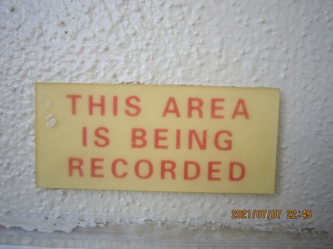 ここはエントランスに<br />THIS AREA IS BEING RECORDED<br />防犯カメラで録画してますよ。<br />