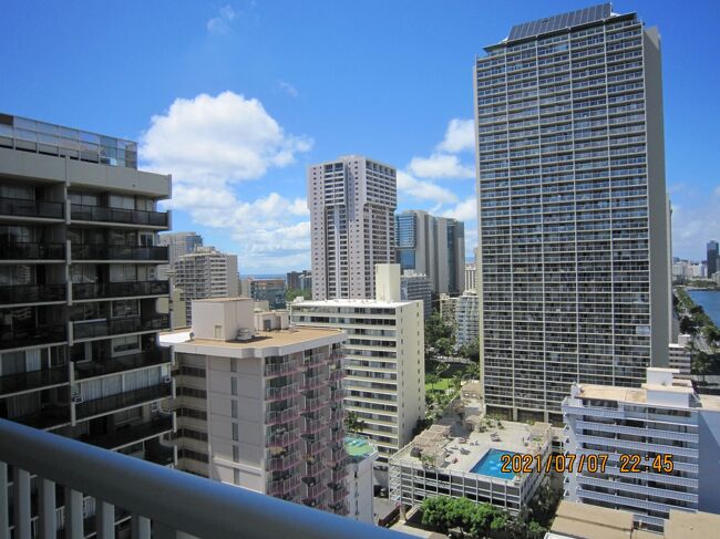 左の建物は当コンドミニアムの<br />バルコニー付きコンド