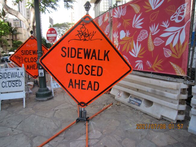 SIDEWALK CLOSED AHEAD<br />歩道は閉鎖されました