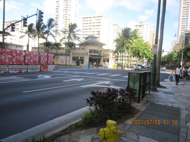 ABC Store#21<br />アウトリガーウエストの斜め向かい、ワイキキサンドヴィラの並びにあります。<br />ハワイ州内最大のコンビニエンスストアチェーンで、全72店舗のうち56店舗はハワイ州内にある。食料品・日用雑貨や医薬品に加えてビーチ用品や土産物なども販売することを特徴としており、オアフ島のワイキキ地区には35軒以上もの店舗を展開している[1]。早朝から23時―24時頃までを営業時間としている店舗が多く、ワイキキの繁華街に位置する店舗には日本語ができる店員が配置されていることもある。<br />ABCストアの前身は、日系人がホノルルのワイアラエ通りに開いた1軒の食料品店「コササ・グローサリー」である。<br /><br />日系2世としてこのコササ・グローサリーに生まれたシドニー・コササ（Sidney Kosasa）は幼少期から店を手伝い、アメリカ本土の大学に学んで薬剤師の資格を取得した。アメリカ・マイアミの様子に触発されたシドニー・コササはハワイに戻り、薬局と食品店を兼ねた店舗を1964年にワイキキに開店したが、これがABCストアの始まりであった。