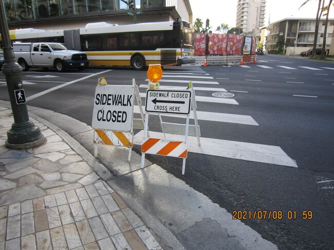 CROSS HERE<br />ここを渡る