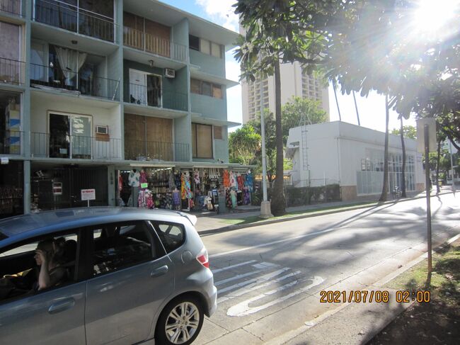 DKTl<br />ギフトショップとあるが<br />所狭しと衣料品が