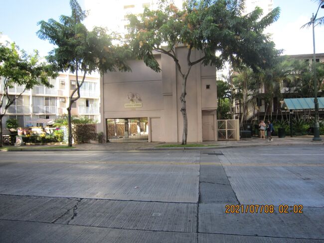 Lucoral Museum<br />博物館/美術館<br />ルコーラル博物館は、サンゴや真珠などの海の宝物、さまざまな宝石、宝石、その他のオブジェアートを展示する個人所有の博物館です。ワイキキの中心部にあるクヒオ通り沿いに位置しています。博物館は、フローラ・ルー、サンゴと真珠の宝石を専門とする有名な宝石商によって1989年に設立されました。<br /><br />1992年に一般公開されて以来、博物館はハワイや世界中のサンゴ、真珠、宝石、化石の膨大なコレクションを通じて、地球と海の貴重な宝物について訪問者を教育してきました。<br /><br />「彫刻室」には、ジェイド、ソーダライト、ローズクォーツなどの貴重な石で作られた彫刻の珍しいコレクションがあります。ユニークで複雑に彫刻された作品は、博物館以外では見かかりません。また、この部屋には宝石や化石の小さな標本があります。<br /><br />