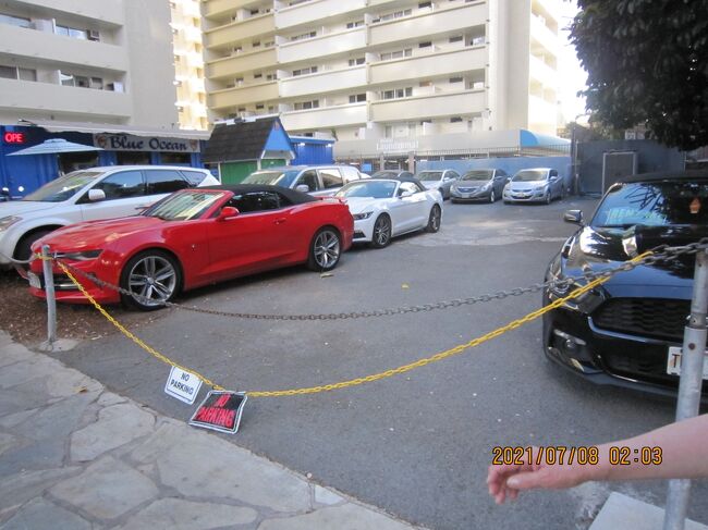 赤のオープンカー<br />シボレーなのか？<br />