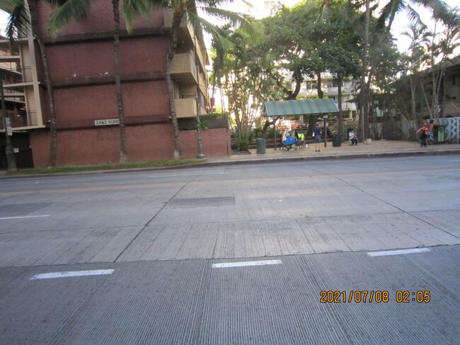 バス停<br />Kuhio Ave + Liliuokalani Ave<br />、オアフ島内の107路線、約4200のバス停を531台のバス、約900人の運転手で運行している。1日の平均乗降客数は約22万人、年間の乗降客数は7170万人である。