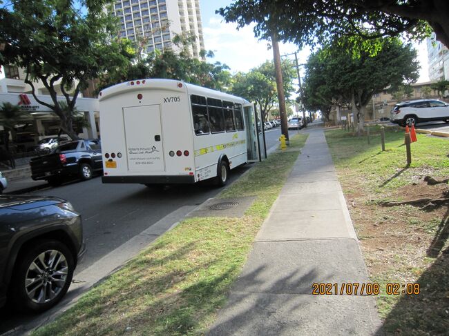 ロバーツハワイ<br />当社は、ハワイ最大の従業員所有のツアーや輸送会社であり、ハワイのユニークな文化を永続させる従業員が提供する安全でサービスに焦点を当てた方法で、最高品質の交通サービスと多種多様な観光ツアー、エンターテイメント、遠足を提供しています。私たちのコアバリューは、チームワーク、完璧、誇りに変換するロカヒ、キナオレ、ハアヘオです。<br />「ロカヒ」はハワイ語で「友愛」や「絆」、「調和」などを表す言葉です。<br />「キナオレ」はハワイ語で「完璧な」「完全な」「欠点のない」「完全無欠」という意味です。<br />「ハアヘオ」はプライド、誇り<br /><br /><br />