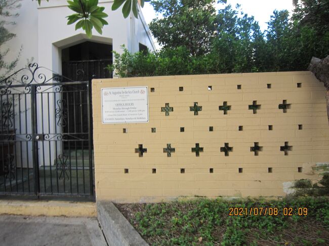 St, Augustine by-the-Sea church<br />1854年に設立され、1830年代の迫害の期間の後に成長し始めていた駆け出しのハワイカトリック教会に設立された3番目の教区教会でした。<br />「男女が生涯のパートナーシップを確立し、配偶者の利益と子孫の生殖と教育のためにその性質によって命じられた結婚聖約は、バプテスマの聖餐の尊厳に主キリストによって提起されました。<br /><br />結婚は聖餐であり、新郎や花嫁は教会で結婚するためにカトリック教徒にバプテスマを施さなければなりません。セントオーガスティンでの結婚式は、少なくとも10ヶ月前に予定されている必要があります。<br /><br /> <br /><br />結婚式のポリシー&amp;契約フォーム<br />下の赤いボタンをクリックした後、文書があなたの画面にロードされます。フォームを右クリックして、コンピュータに 「名前を付けて保存」してください。その後、フォームに入力し、それを保存することを確認してください、他の入力された情報を失う可能性があります。<br />?<br /><br /> 