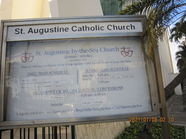 ワイキキビーチからほど近く街中にあるのに、一歩足を踏み入れると息をのむほどの静寂に包まれる、天井が高く広々とした本格カトリック教会。教会のエントランスを飾るブルーを基調としたステンドグラスから柔らかな光が差し込むと、いっそう厳かな雰囲気に。新郎新婦のどちらかがカトリック信者であることを前提としているが、たくさんの日本人カップルの挙式を執り行ってきた格式ある教会だ。