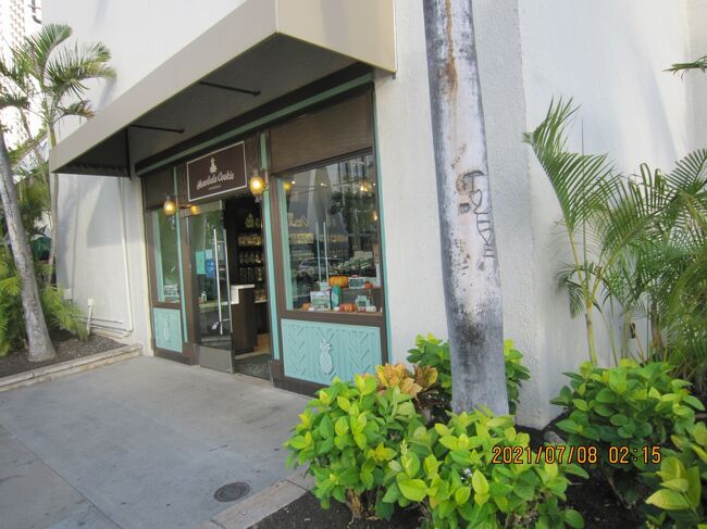 ホノルル クッキー カンパニー<br />クッキー店<br />1998 年創業のホノルル･クッキー･カンパニーは、オアフ島全体からマウイ島、そしてラスベガス、グアムへと発展を続けてきました。ハワイらしい味わいを大切にしたフレーバーのクッキーは、新鮮で最高品質の素材のみを使用し、熟練したスタッフが一枚一枚丁寧に焼き上げています。現在、ホノルル･クッキー･カンパニーは、ハワイに12店舗、ラスベガスに 1店舗、グアム島に1店舗あります。