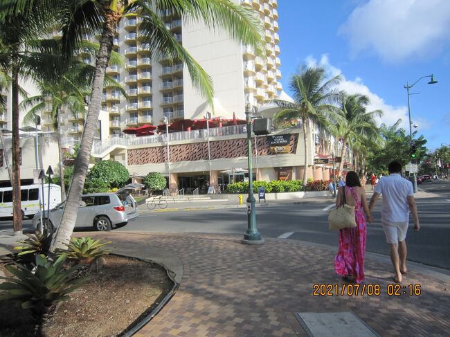 アストン ワイキキ ビーチ ホテル<br />アストン ワイキキ ビーチ ホテルはクヒオ ビーチ パークの向かいのカラカウア アベニューに位置し、一方の側の家族のための穏やかなスイミングエリアともう一方のサーファーのための素敵な休憩を作成するリーフを提供しています。<br /><br />ワイキキの静かなダイヤモンドヘッド側に位置する当ホテルは、素晴らしい客室と多くのアメニティを提供しています。私たちは、ユニークな飲食店が立ち並ぶカパフル通りまで徒歩ですぐです。ホノルル動物園、ワイキキ水族館、カピオラニ公園まで徒歩圏内です。<br /><br />クヒオビーチパークの向かいにあるカラカウア通りのモダンな宿泊施設と驚異的な場所が、すべてのゲストの心を捉え、ワイキキのホテルに最適な理由を見てください。