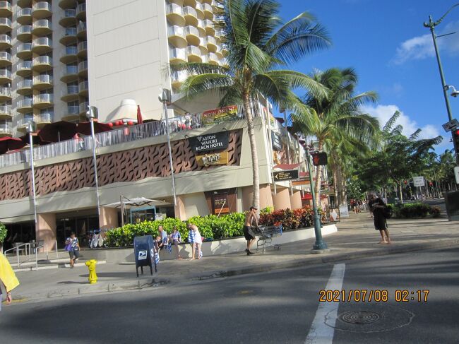 １階には<br />マカイ ギフト アウトレット<br />ザ・クッキー・コーナー<br />サブウェイ<br />Café Glacé - Kalakaua Avenue<br />ジャンバ・ジュース<br />そして<br />ウルフギャング パック エクスプレスなど<br /><br />ウルフギャング パック エクスプレスは実はこの店、原宿や池袋などにもあるのですが、公式サイトには「ウルフギャングステーキハウス」とは別の店である注意書きまで記載してあります。主なメニューはピザ、サラダ、サンドイッチなどが提供されています。<br /><br /><br />