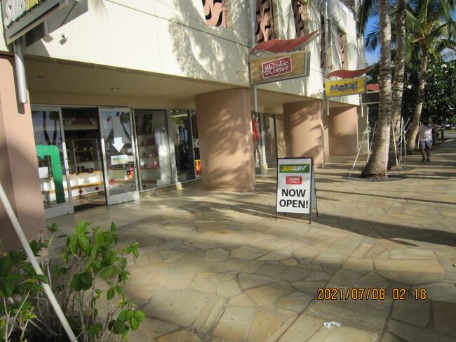 The Cookie Corner<br />これでもう迷わない！ハワイで絶対に買いたいおすすめのクッキー7選<br />世界で有名なリゾート地、ハワイ。会社の有給を使って念願のハワイ旅行に行くぞ！とお考えの方も多いのではないでしょうか。しかし、おみやげに何を買っていったらいいのか、悩みますよね。今回は、ハワイみやげの定番「クッキー」にスポットを当て、定番から地元のロコに人気のものや、高級ホテル仕様のものまで、まるっと7つご紹介いたします。 おみやげ難民の方、必見ですよ！（なお情報は記事掲載時点のものです。詳細は公式サイトなどでも事前確認することをおすすめします。）<br /><br />当サイト内のおでかけ情報に関して<br />新型コロナウイルスの感染拡大防止のため、施設によって営業時間の変更や休業の可能性があります。おでかけの際には公式HPでご確認ください。また、外出自粛要請の出ているエリアにおいて、不要不急のおでかけはお控えください。<br />RETRIPでは引き続き読んで楽しめるおでかけ情報を発信していきます。<br /><br />このまとめ記事の目次<br />① ホノルル・クッキー・カンパニー<br />② ザ・クッキー・コーナー<br />③ ビッグアイランド・キャンディーズ<br />④ ロイヤル・ハワイアン・クッキー<br />⑤ ビッグアイランド・デライツ<br />⑥ カウアイクッキー<br />⑦ ザ・カハラ・ホテル&amp;リゾート<br />① ホノルル・クッキー・カンパニー<br /><br />by onda7<br />最初にご紹介するのは、今も昔もハワイのおみやげの代名詞となっているこちら、「ホノルル・クッキー・カンパニー」です。1998年に創業してから旅行者に愛され続けているブランドで、いつ行っても店内はおみやげを買うお客さんでいっぱいです。オアフ島にはワイキキを中心に約10店舗の直営店で販売されています。パイナップルの形をしたかわいらしいクッキーは、帰国してからもハワイを思い出させてくれますね。<br /><br />by onda7<br />数多くのフレーバーや季節に応じたラッピングなどがありますが、フレーバーにこだわりたい方はこちらを利用してみてはいかがでしょうか。こちらは、自分の好きなフレーバーを好きな分だけ詰めることができるコーナーとなっています。ちなみに筆者おすすめのフレーバーはコナコーヒー。程よい甘みとハワイらしさを感じられることから、自宅用や大切な人へのおみやげによく購入しています。デュークカハナモク像に近いハイアットリージェンシー店、DFSギャラリアに程近いロイヤルハワイアンセンター店、メインストリートであるカラカウア通りに面したアウトリガーワイキキビーチリゾートなどの路面店で購入することができるので、ぜひ利用してみてくださいね。<br />詳細情報<br />ホノルル クッキー カンパニー<br />2424 Kalakaua Ave #106, Honolulu, HI 96815 アメリカ合衆国<br /><br />3.47 3件3件<br /><br />ハワイ土産の定番<br />いろんな味があってどれも美味しいので、ついつい試食をたくさん頂いてしまう。 たくさん買ったらおまけをくれた！ 夏の暑い日に日本に持ち帰ると、チョコレートが溶けるので注意が必要。<br /><br /><br />参考になったら押してみよう?<br />RETRIPからレビュアーに<br />ポイントが贈られます?<br /><br /><br />ハワイに行けば至る所にあります！ 試食もたくさんでき、すぐにわかると思いますが本当に美味しいんです！ おみやげに喜ばれること間違いなしですよ！?<br /><br /><br /><br /><br />② ザ・クッキー・コーナー<br /><br />ハワイの有名雑誌で、6年連続「ハワイNo.1クッキー」に選ばれた実績を持ち、ひときわ目を引く真っ赤なパッケージが目印のこちらのお店、「ザ・クッキー・コーナー」。旅行者だけではなく、ロコからの人気も絶大なお店となっています。店舗によっては焼きたてのクッキーを1枚単位で買うことができるため、ちょっと小腹が空いた時や、甘いものが食べたくなった時にもぴったりですね。