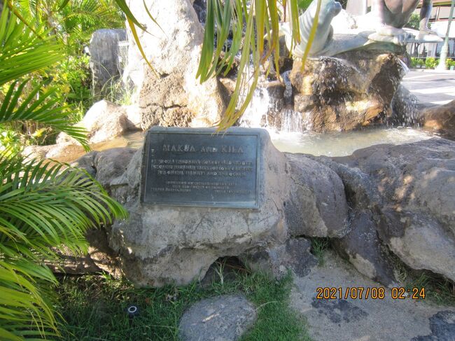 マクア少年とハワイアンモンクシールのキラが<br />お互いを助け合う愛と友情の物語<br />ハワイに伝わる童話だそうです<br /><br />ハワイアン・モンク・シールは、ハワイ固有のアザラシです。太平洋の真ん中にあるハワイ諸島には、人間が住むまで、哺乳類はほとんど住んでいませんでした。ハワイアン・モンク・シールは、ハワイアンが移り住む前から、ハワイ諸島にいた哺乳類のひとつです。ハワイアン・モンク・シールは、極めて生息数が少なく、絶滅危惧種に指定されています。<br />カウアイ島を訪れた観光客がハワイアンモンクシールに触っている動画がソーシャルメディアに投稿され、非難の声が上がりました。<br /><br />ハワイモンクシールは絶滅危惧種に指定されているため不用意に近づいたり触れたりした観光客２人それぞれに連邦政府機関は500ドルの罰金を科したとのこと。