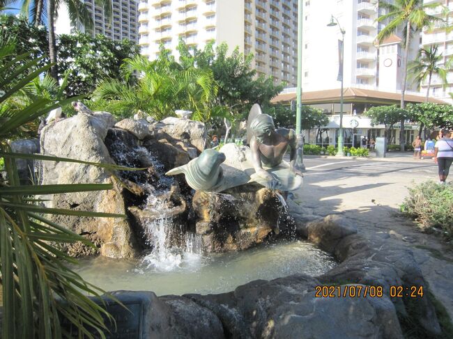 説明：緑青の緑青が彫られた石に取り付けられ、噴水と造園に囲まれた2ピースの鋳造ブロンズ彫刻<br /><br />この彫刻は、ハワイモンクアザラシとの少年の友情についてのフレッド・ヴァン・ダイクの物語「マクアは浜辺に住んでいる」に触発されました。