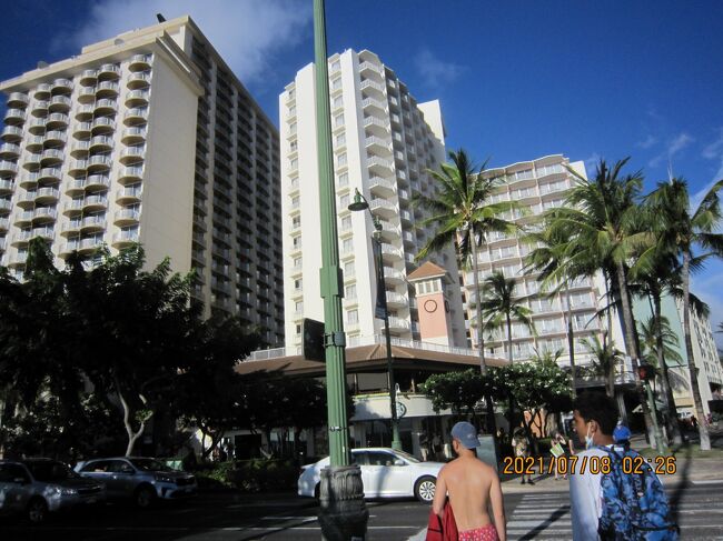 白っぽいのは<br />パーク ショア ワイキキ ホテル<br />Park Shore Waikiki Hotel<br />海辺にあるモダンな高層ホテル。カピオラニ公園とクヒオ ビーチ パークに隣接。<br />広々とした客室に、専用ラナイ（ベランダ）、Wi-Fi、薄型テレビ、ミニ冷蔵庫、コーヒーメーカーを完備。海を一望できる客室や、プールに直接行ける客室もある。スイートはハワイをイメージした家具と内装が特徴で、ソファベッド、ウェットバー、電子レンジを備える。リビングエリア付きの客室や、ダイヤモンド ヘッドが見える客室もある。<br />リゾートフィーには、ヨガクラスやフィットネス クラス、Wi-Fi、ビーチ用品、アラモアナへの送迎サービスが含まれる。生演奏が楽しめるサーフィンをテーマにしたレストラン、寿司バー、カフェを併設。サンデッキのある屋外プールもある。駐車場は有料。