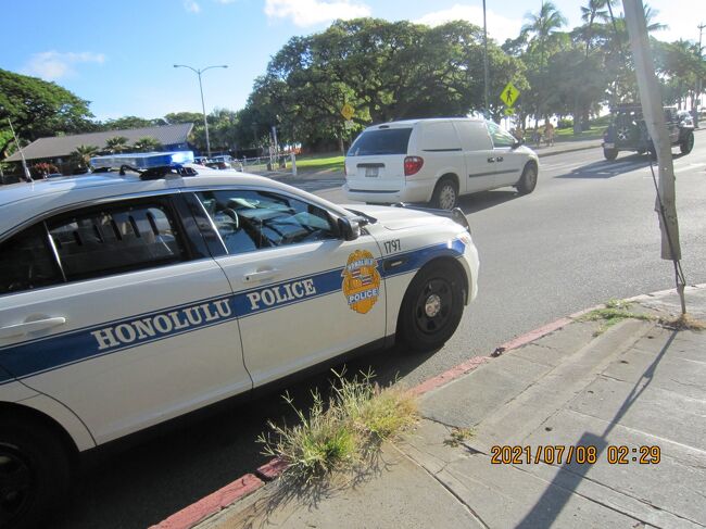 POLICE<br />アメリカは赤色灯ではありませんね。<br />備え付けの大きなモニターありましたね。もちろん<br />パソコン<br /><br />