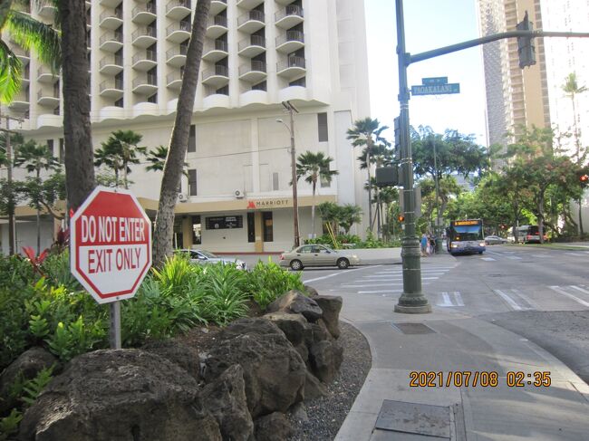 そこに見えますのは<br />ワイキキ ビーチ マリオット リゾート&amp;スパ<br />この看板はハイアット プレイス ワイキキ ビーチからでる<br />車のために