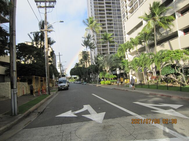 真ん中はHilton Waikiki Beach<br />ニュー アメリカン料理店のマック トゥエンティフォーセブンが<br />もちパンケーキ	$15.00<br />地元のお気に入り - 厚い、おいしいとグルテンフリー!<br />５ポンドのパンケーキもあるよ。９０分以内で食べれば無料<br />2.268 キロ　食べる人いるんでは