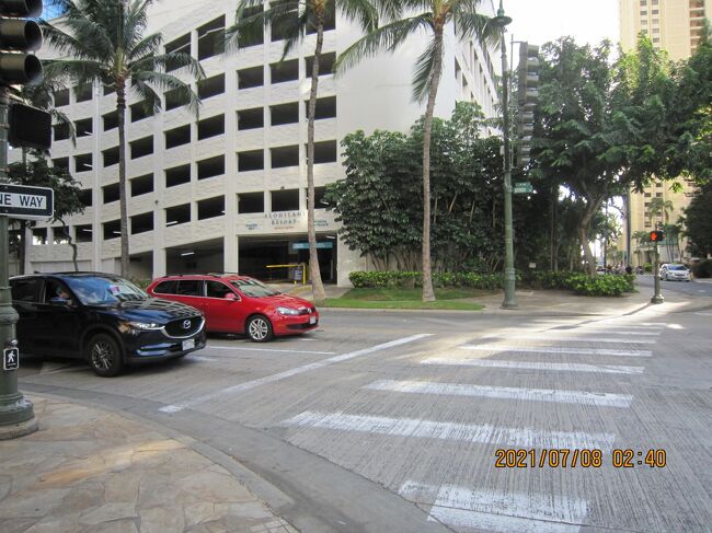 アロヒラニ・リゾート・ワイキキ・ビーチです。<br />駐車場部門です。<br />アーティストのジョセフ・パアハナは、ハワイの自然の素晴らしさを捉え、21世紀のメディアを使って先住民族のテーマを探求しています。<br />パアハナのライトショーはオープニングナイトで成功を収め、「アロヒラニは午後7時.mから午後10時.mの間に毎晩上映される追加のビデオリールを制作するよう依頼し、プールとバーエリアを地元のエンターテイナーの回転ラインナップを伴う活気に満ちたソーシャルラウンジに変えました。「(投影は)太陽が沈んだ後に人々をくっつくようにします」と、アーティストモニカーUVAVによって行く38歳は言います。「まるで花火大会のようだ。特にワイキキのイメージが多いため、訪問者は自分の日を振り返る時間を過ごすことができます。そのインスタグラムの性質の大部分のために、ライトインスタレーションは商標「アロヒラニの魅力」となっています。曜日に応じて、ワイキキとオアフのノースショアのシーンを紹介するパアハナの2つのフォローアップビデオのいずれかを見ることができます。<br /><br />しまった。見れば(T_T)