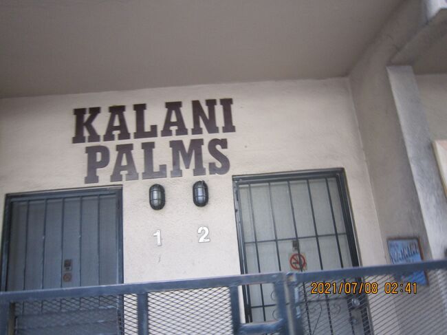 豪華なホテルから<br />一転<br />2階建てのアパート