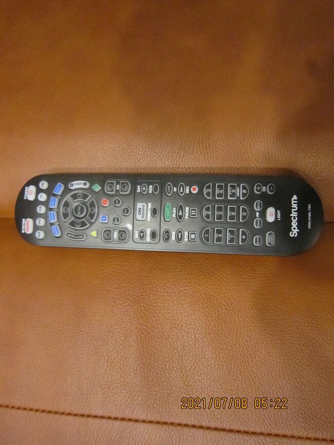 横になって<br />ホラー映画専門チャンネルを<br /><br /><br />家内は見ていました。