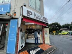 なんかね、安いサンドウィッチ屋さんがヒットしたので朝ごはん用に何か買ってみようかと。
ひっきりなしに地元民と思われる方々が買いに来ていました。