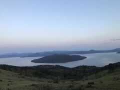 日暮れ前の美幌峠展望台からみる屈斜路湖。