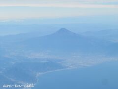 近づくにつれて、相模湾と富士山であることがわかりました(^^)。
水彩画のような海と空と雲のグラデーション♪